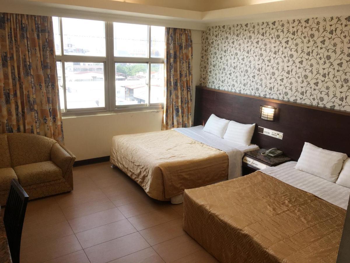 文南哥爸妻夫飯店 Hotel ไถหนาน ภายนอก รูปภาพ