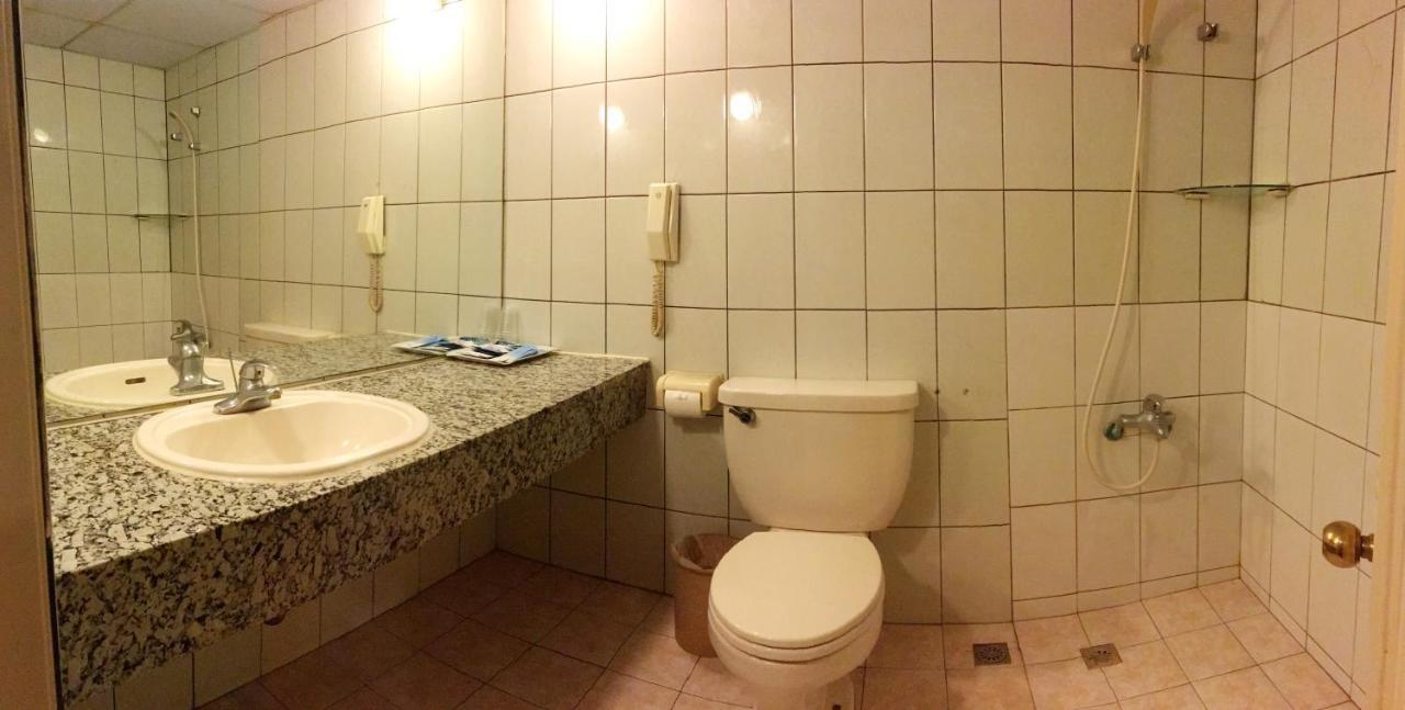 文南哥爸妻夫飯店 Hotel ไถหนาน ภายนอก รูปภาพ