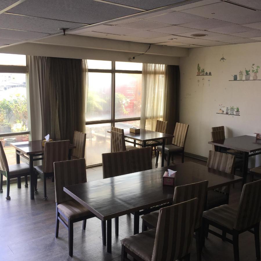 文南哥爸妻夫飯店 Hotel ไถหนาน ภายนอก รูปภาพ