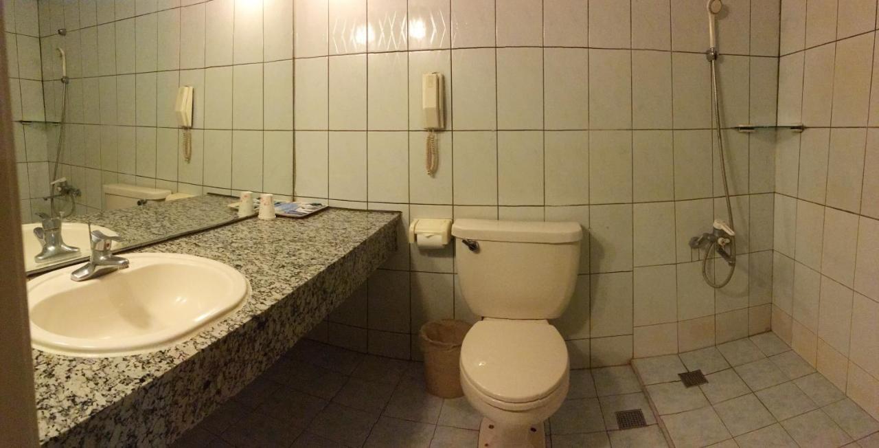 文南哥爸妻夫飯店 Hotel ไถหนาน ภายนอก รูปภาพ
