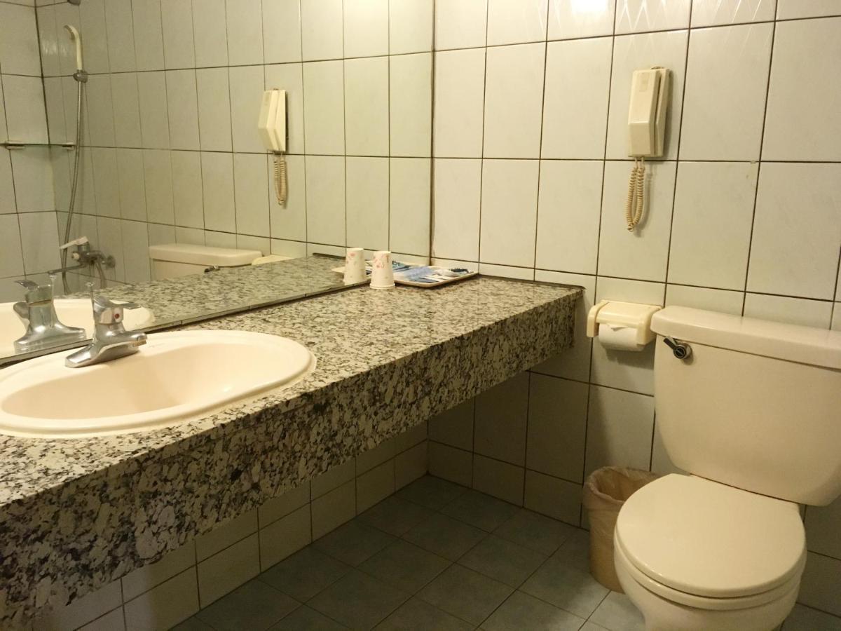 文南哥爸妻夫飯店 Hotel ไถหนาน ภายนอก รูปภาพ